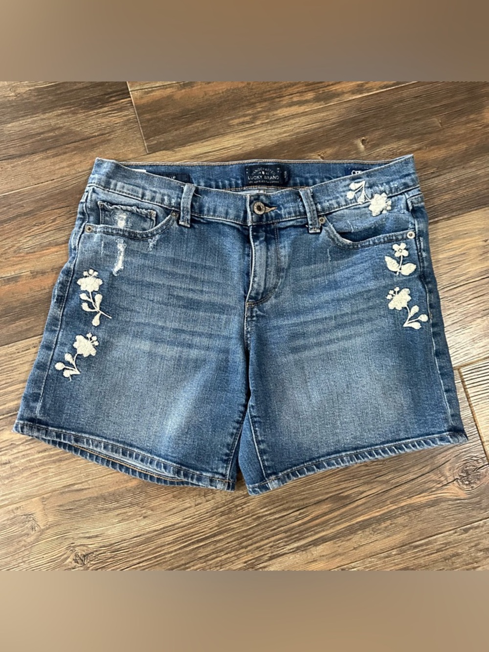 Lucky brand Jean shorts embroidered flowers roll up women’s 6 28 denim BOHO